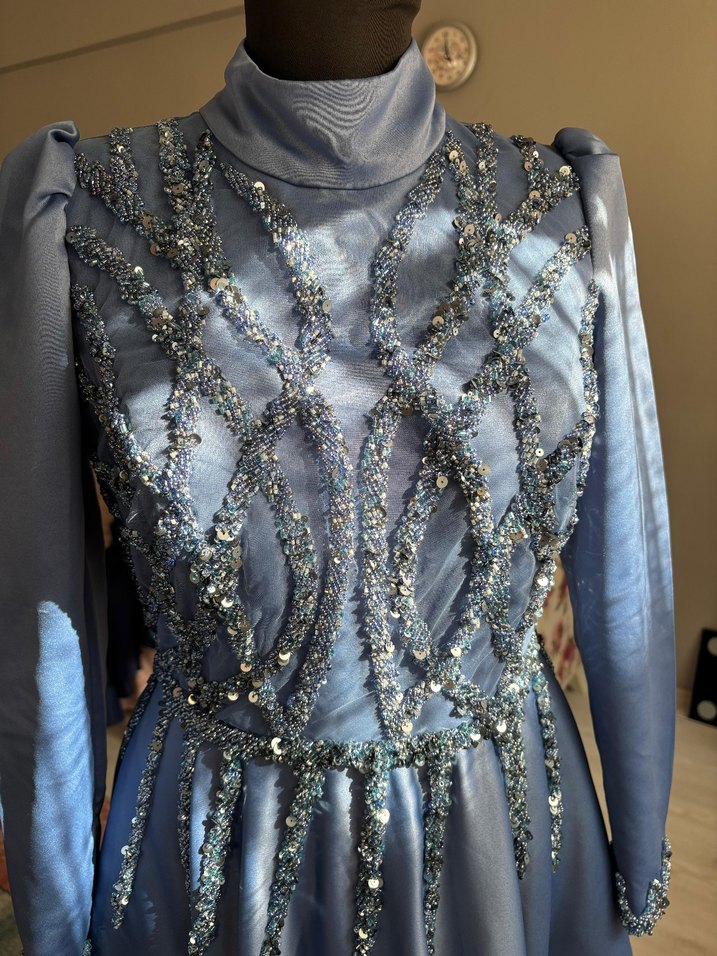 Satılık 
Boncuk İşlemeli Uzun Mavi Abiye Elbise - Görsel 3