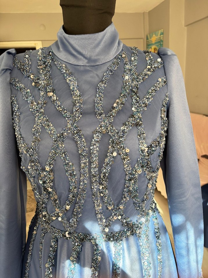 Satılık 
Boncuk İşlemeli Uzun Mavi Abiye Elbise - Görsel 2