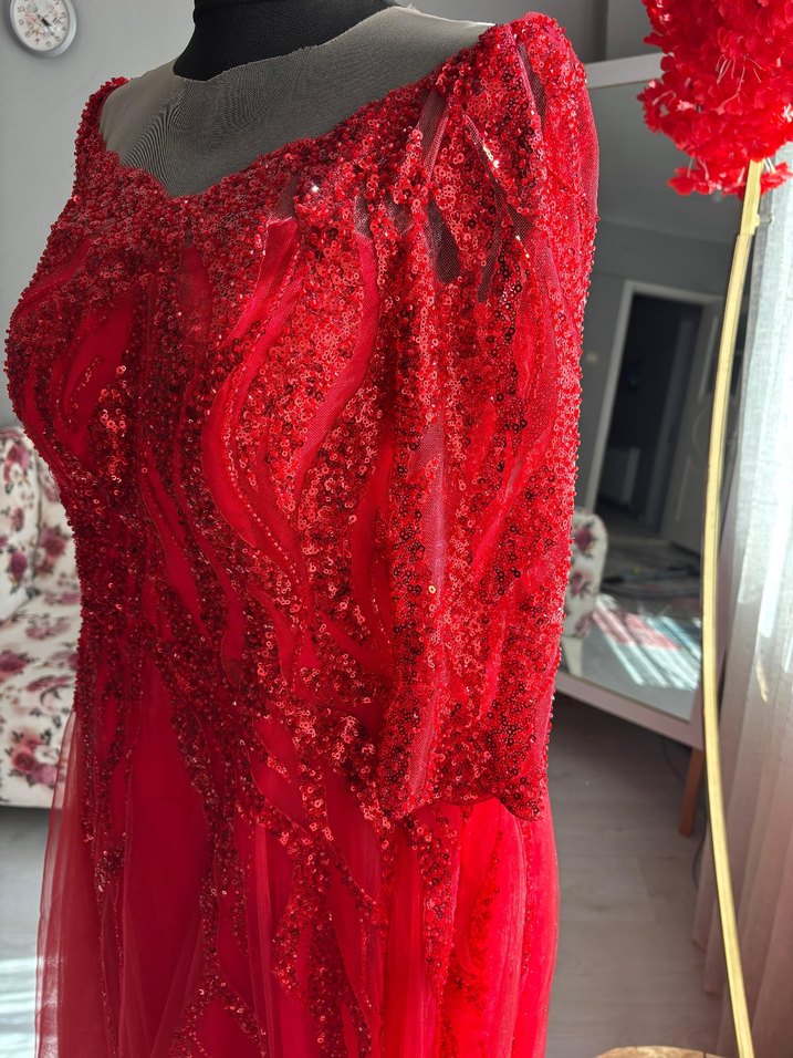 Kırmızı Nakışlı Uzun Abiye Elbise - Görsel 4