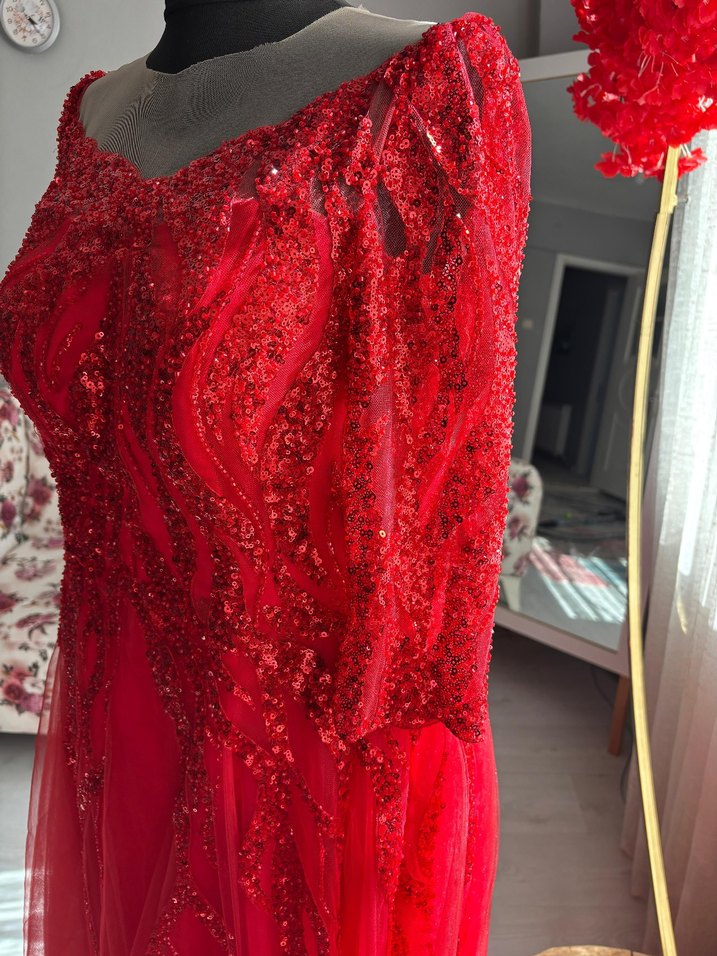 Kırmızı Nakışlı Uzun Abiye Elbise - Görsel 5