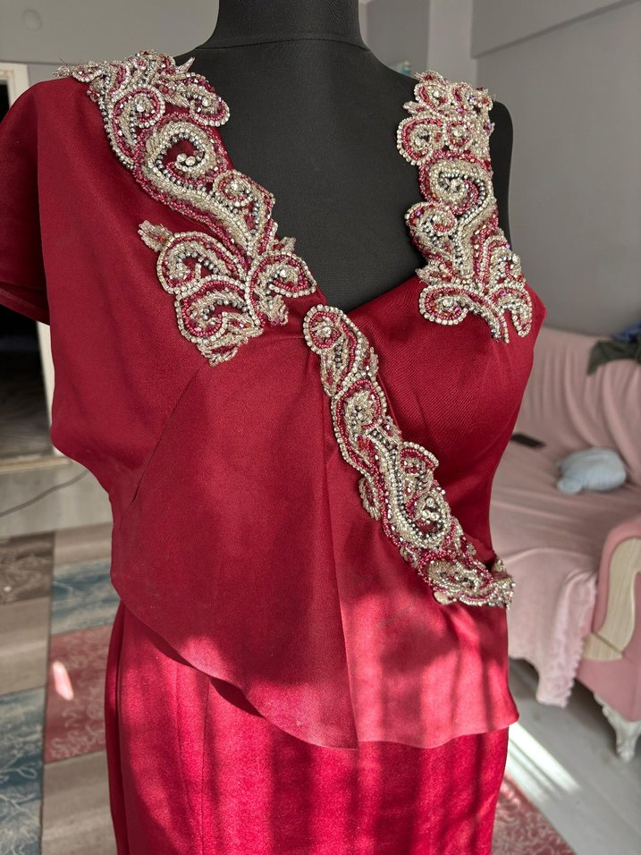 Bordo İşlemeli V Yaka Uzun Abiye Elbise - Görsel 4