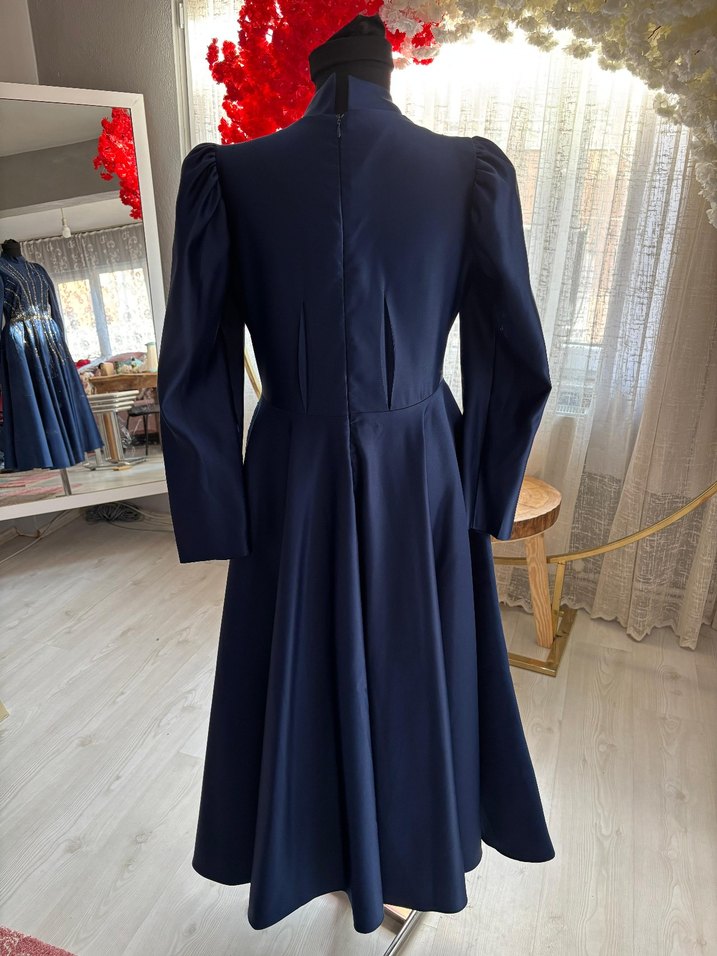 Satılık 
Parlak Mavi İşlemeli Uzun Kollu Abiye Elbise - Görsel 5