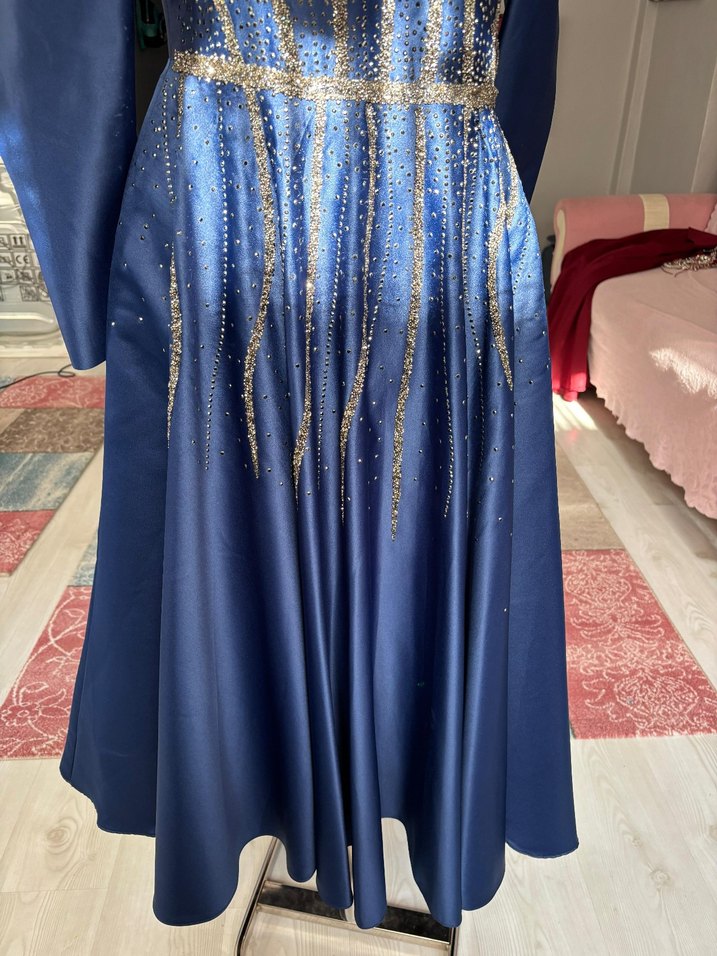 Satılık 
Parlak Mavi İşlemeli Uzun Kollu Abiye Elbise - Görsel 4