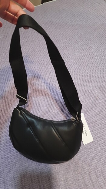 Calvin Klein Calvin klein hem kol hem capraz kullaniliyor
