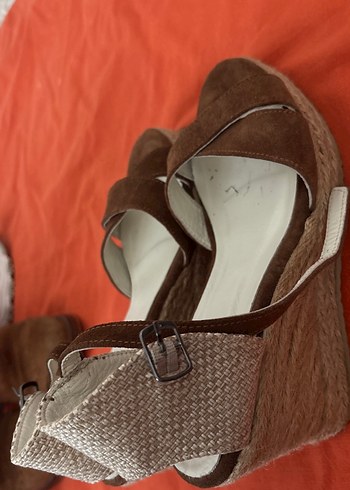 Yılan Desenli Kahverengi Süet Dolgu Topuklu Kadın Sandalet - Görsel 2