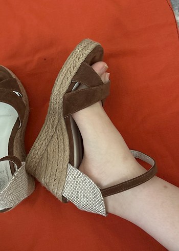 Yılan Desenli Kahverengi Süet Dolgu Topuklu Kadın Sandalet - Görsel 3