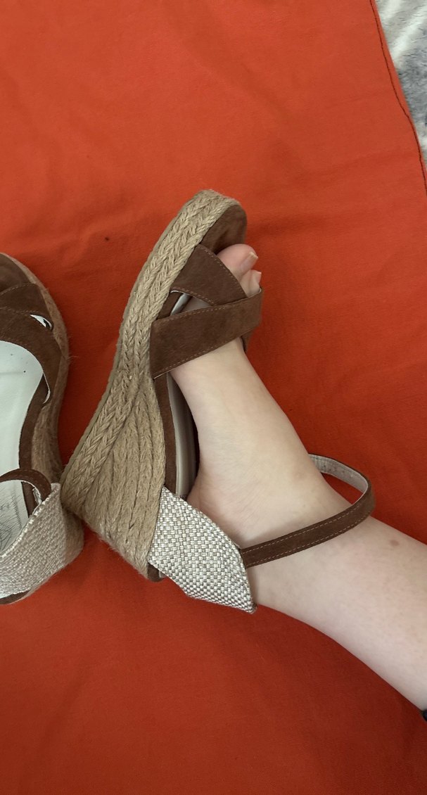 Yılan Desenli Kahverengi Süet Dolgu Topuklu Kadın Sandalet - Görsel 3