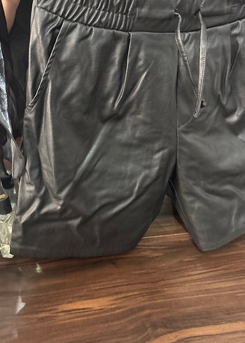 LC Waikiki Kadın Siyah Deri Mini Şort