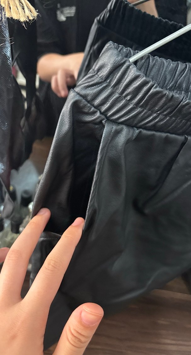 Kadın Siyah Deri Mini Şort - Görsel 4