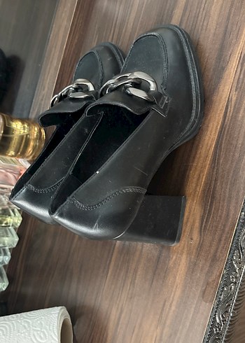 37 Beden Zincir Detaylı Siyah Deri Topuklu Kadın Loafer