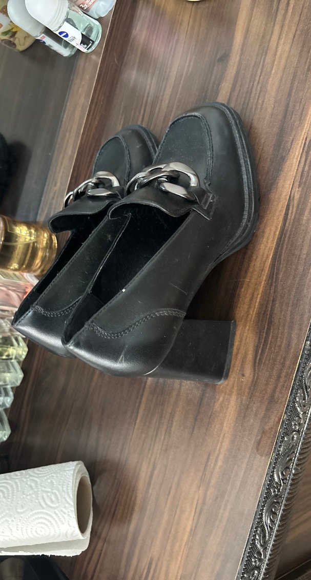 Zincir Detaylı Siyah Deri Topuklu Kadın Loafer - Görsel 3