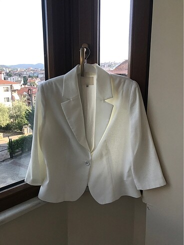 Beyaz kısa blazer ceket.