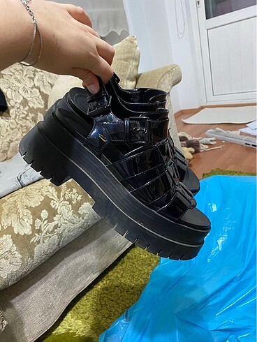 Bershka yanar dönerli siyah platform sandalet