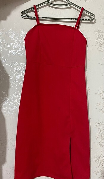 Kırmızı elbise