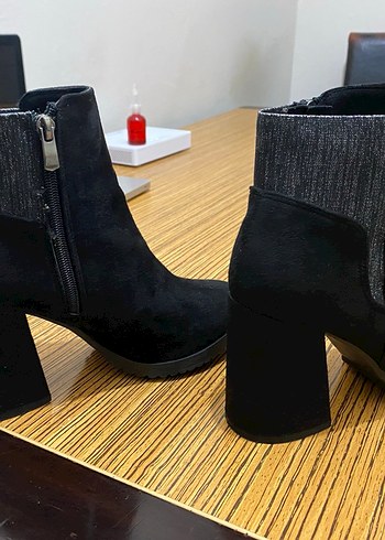 Yepyeni Siyah Süet Kadın Topuklu Bot - Görsel 6