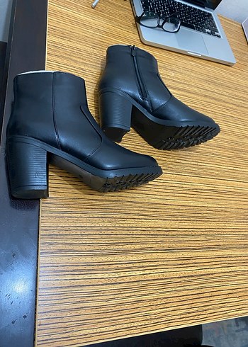 Yepyeni Bambi Kadın Siyah Topuklu Bot - Görsel 4