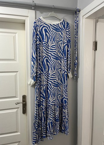 Mavi Zebra Desenli Uzun Pliseli Elbise - Görsel 2