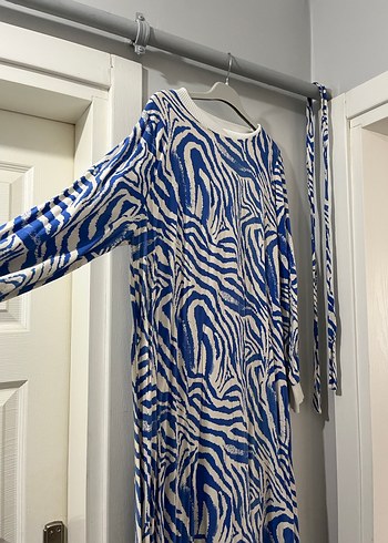 Mavi Zebra Desenli Uzun Pliseli Elbise - Görsel 3