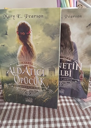 Mary E. Pearson - Aldatıcı Öpücük Romanı