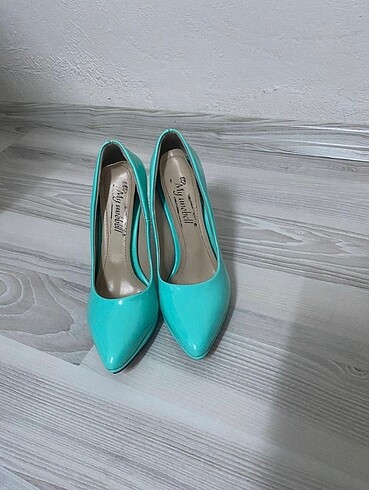 Su yeşili stiletto ayakkabı