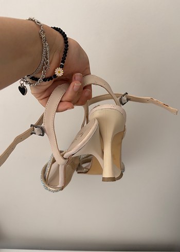 37 Beden ten rengi Renk Diger Zincir Detaylı Bej Stiletto