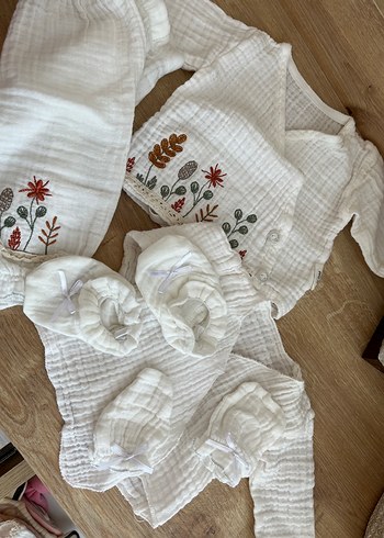 Nakışlı Beyaz Bebek Kız Takımı