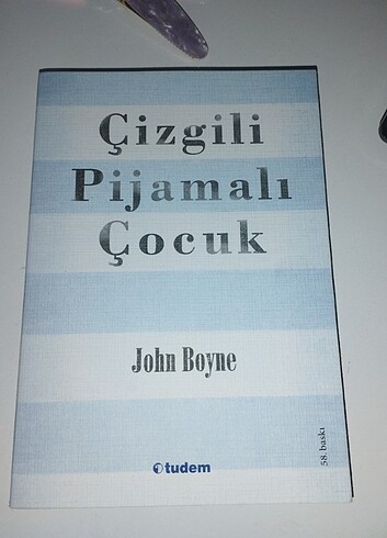 Çizgili pijamalı çocuk okuma kitabı roman