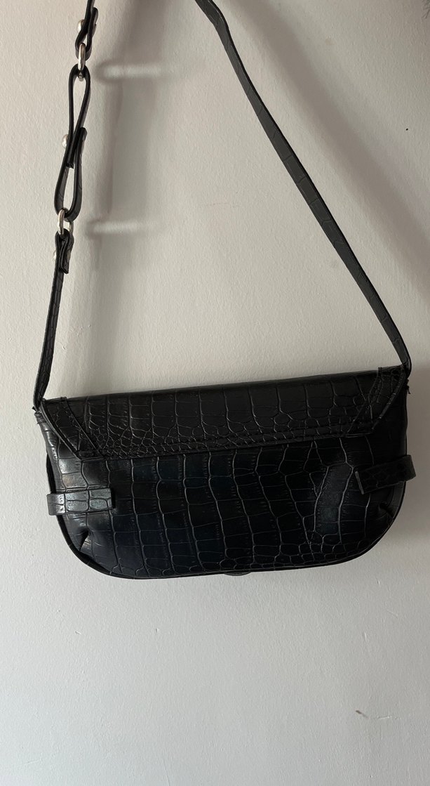 Klasik Siyah Deri Tokalı Çanta - Görsel 2