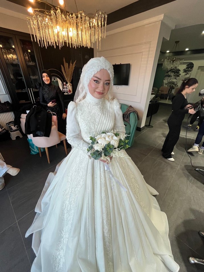 Uzun Kollu Yüksek Yakalı A Kesim Beyaz Gelinlik - Görsel 4