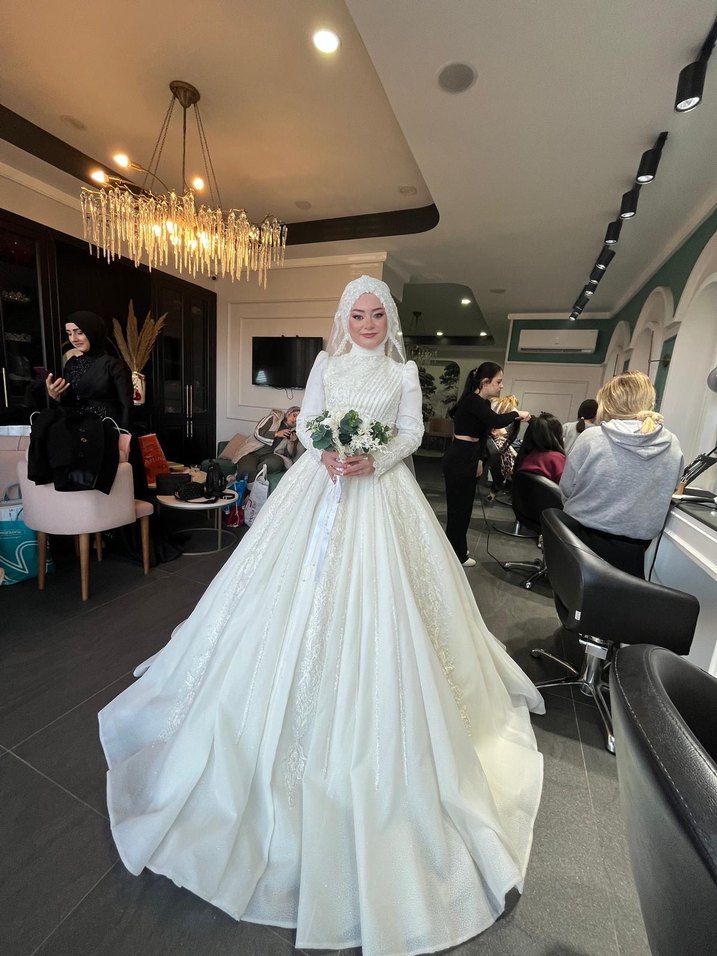 Uzun Kollu Yüksek Yakalı A Kesim Beyaz Gelinlik - Görsel 5