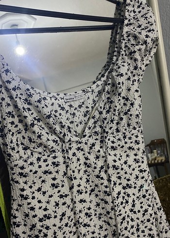 Bershka Düğmeli V Yakalı Midi Baskılı Elbise