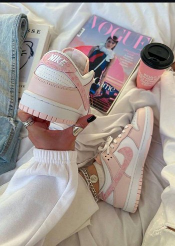 Pembe Renkli Nike Spor Ayakkabı