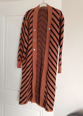 Düğmeli Uzun Kahverengi Çizgili Hırka - Görsel 2