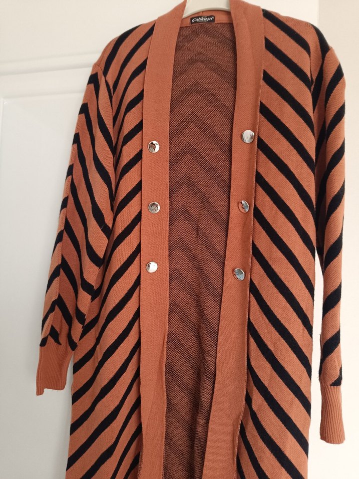 Düğmeli Uzun Kahverengi Çizgili Hırka - Görsel 3