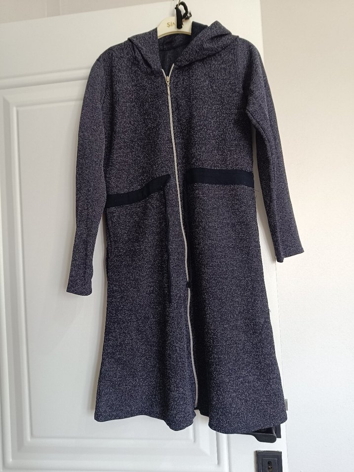 Kadın Gri Kapüşonlu Uzun Fermuarlı Kaban - Görsel 2