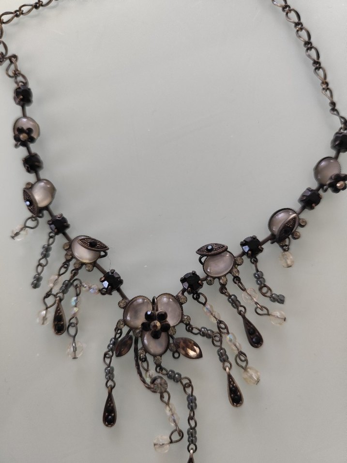 Uzun Zincir Detaylı Gotik Nakışlı Kadın Kolye - Görsel 3