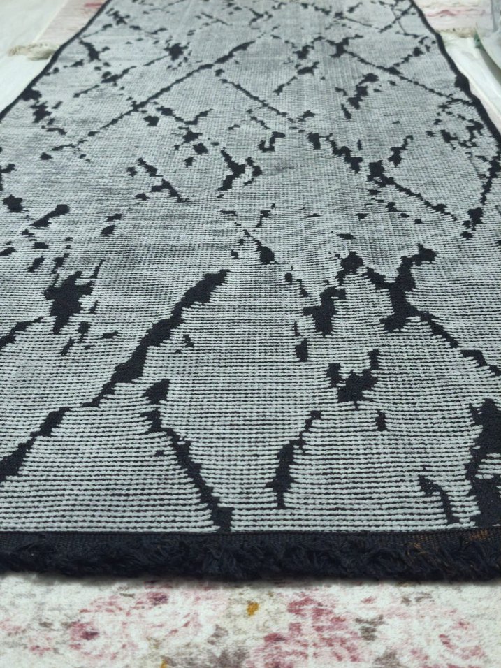 Grili siyahlı şönil halı - Görsel 3