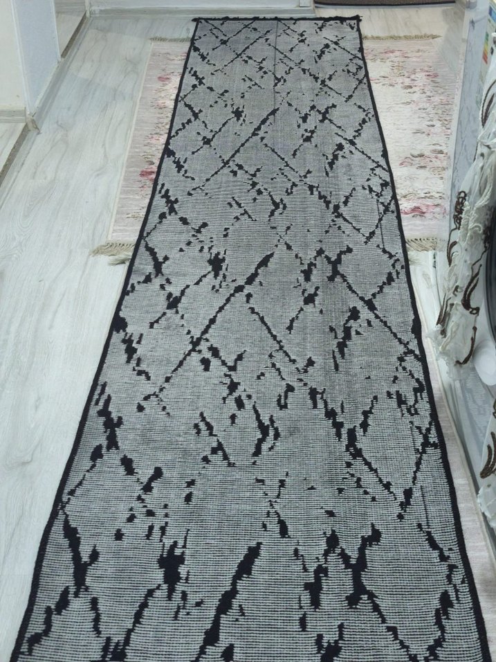 Grili siyahlı şönil halı - Görsel 2