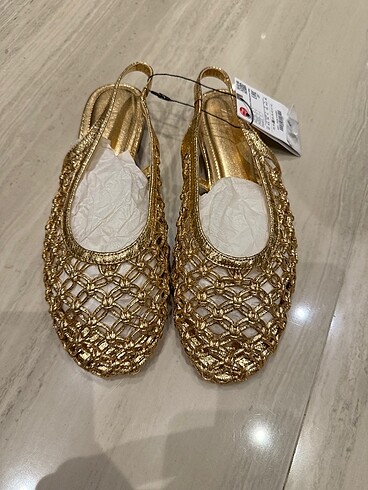 37 Beden altın Renk Zara sandalet etiketlidir