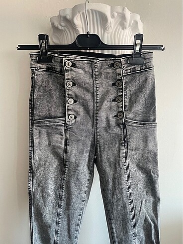 önden düğme detaylı jean pantolon