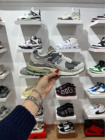 New balance 2002R