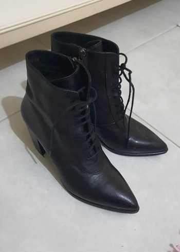 Siyah Deri Bağcıklı Stiletto Topuklu Bot