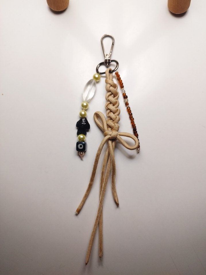 krem ve yeşil renklerinde farklı detaylı fiyonklu çanta charmı - Görsel 3