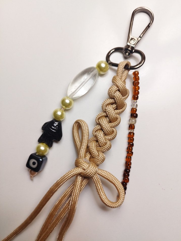 krem ve yeşil renklerinde farklı detaylı fiyonklu çanta charmı - Görsel 2