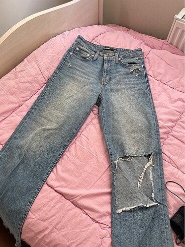 mavi yırtmaçlı jean