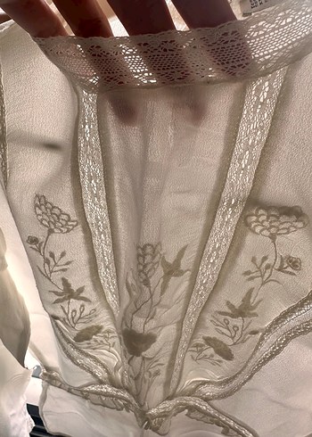 Dantel Detaylı İşlemeli Beyaz Şık Uzun Kollu Bluz - Görsel 2