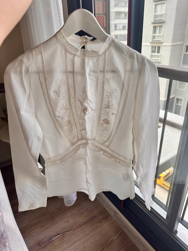 Dantel Detaylı İşlemeli Beyaz Şık Uzun Kollu Bluz - Görsel 4