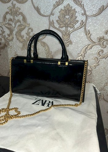 Zara Siyah Parlak Yılan Desenli Zincir Detaylı Çanta - Görsel 2