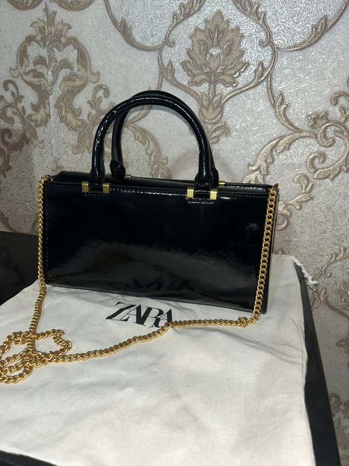 Zara Siyah Parlak Yılan Desenli Zincir Detaylı Çanta - Görsel 2