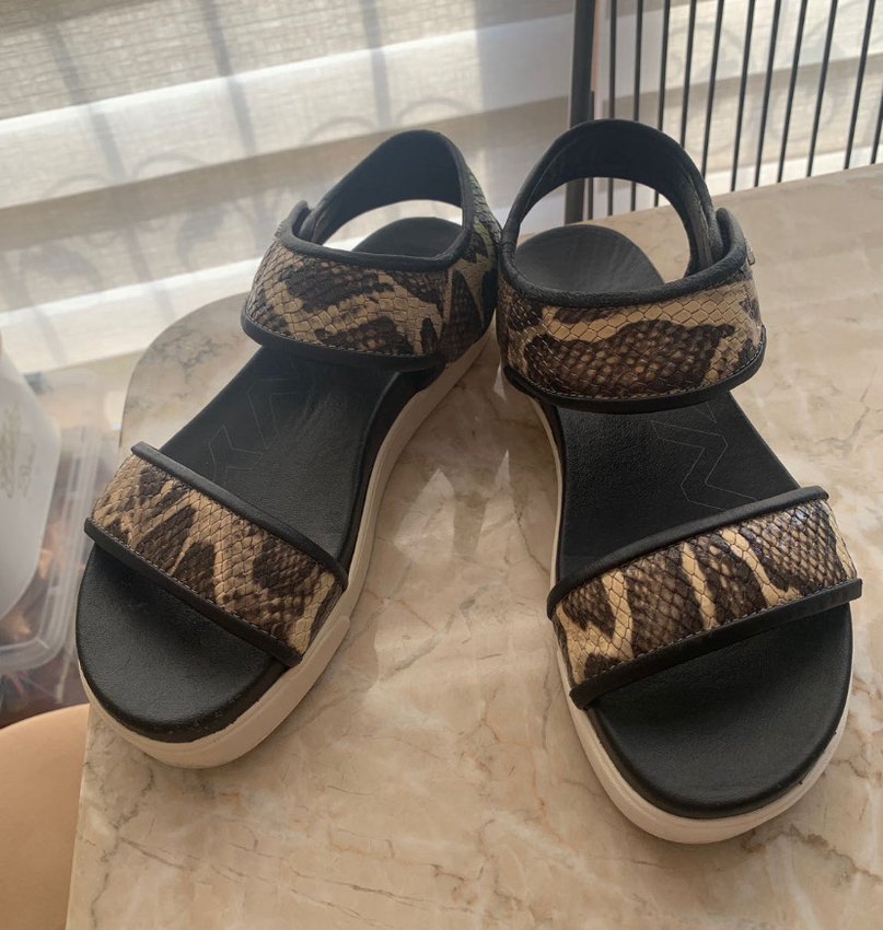 DKNY Kadın Yılan Desenli Platform Sandalet - Görsel 5